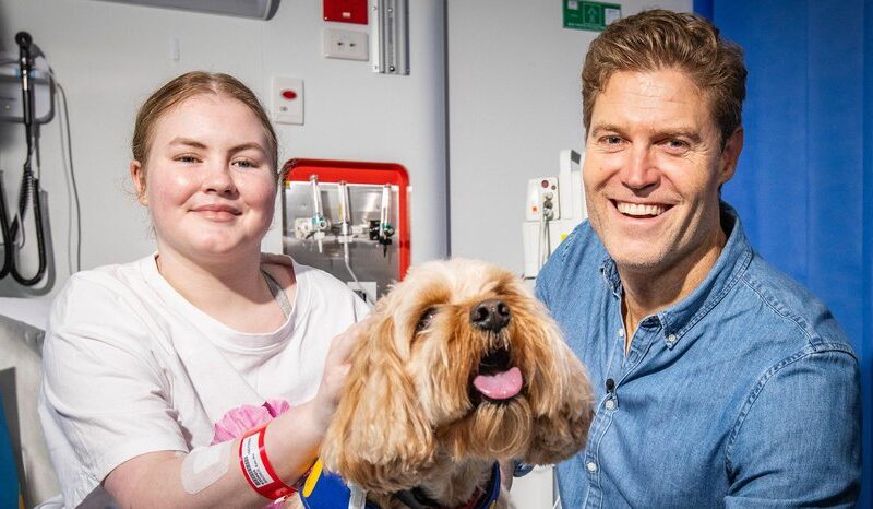 Dr Chris Brown visits young patients at Perth Children’s Hospital with support dog Murphy